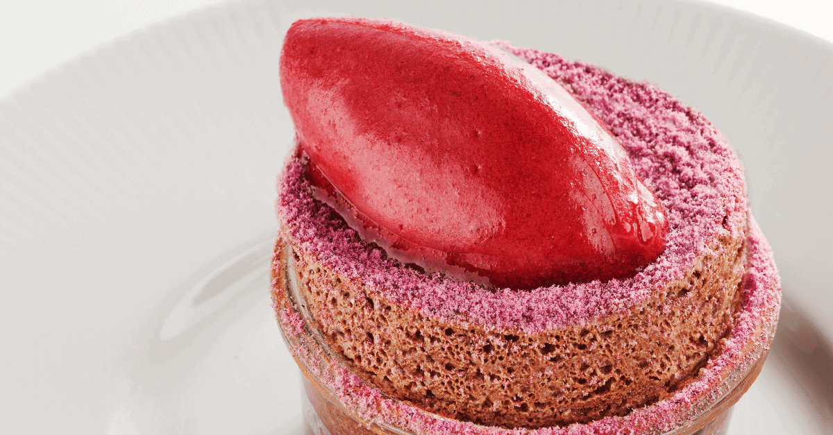 Soufflé de xocolata amb aire d'amaretto i sorbet d'amarenes