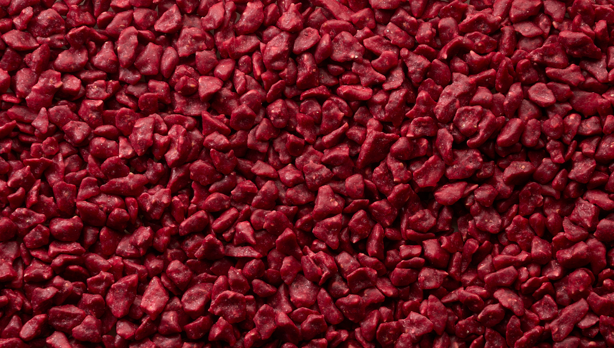 *Elaborations:* Raspberry Crispy Wet-Proof is ideal for enriching recipes such as parfaits, bonbons, ice cream cakes, yogurt mousse or cold cocktails, maintaining its crunchy texture even in humid environments.